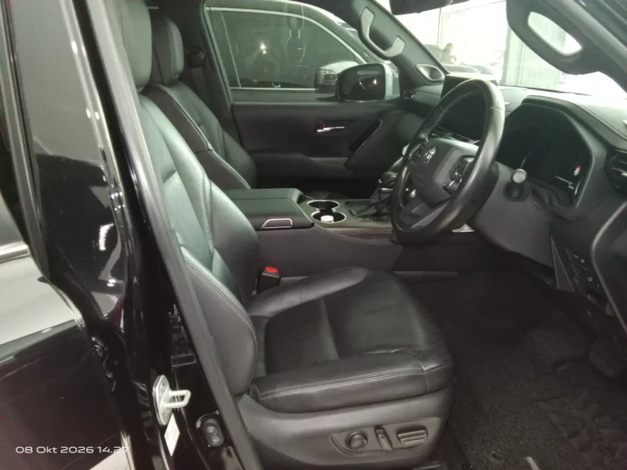 Foto Mobil Bekas Kabin Depan Toyota Land Cruiser 3.3 300 VX-R tahun 2022