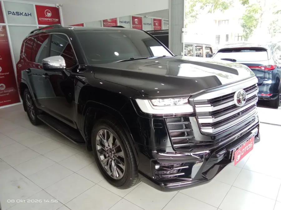 Foto Mobil Bekas Kanan Depan Toyota Land Cruiser 3.3 300 VX-R tahun 2022