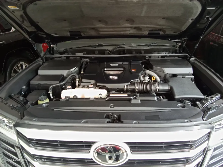 Foto Mobil Bekas Mesin Toyota Land Cruiser 3.3 300 VX-R tahun 2022