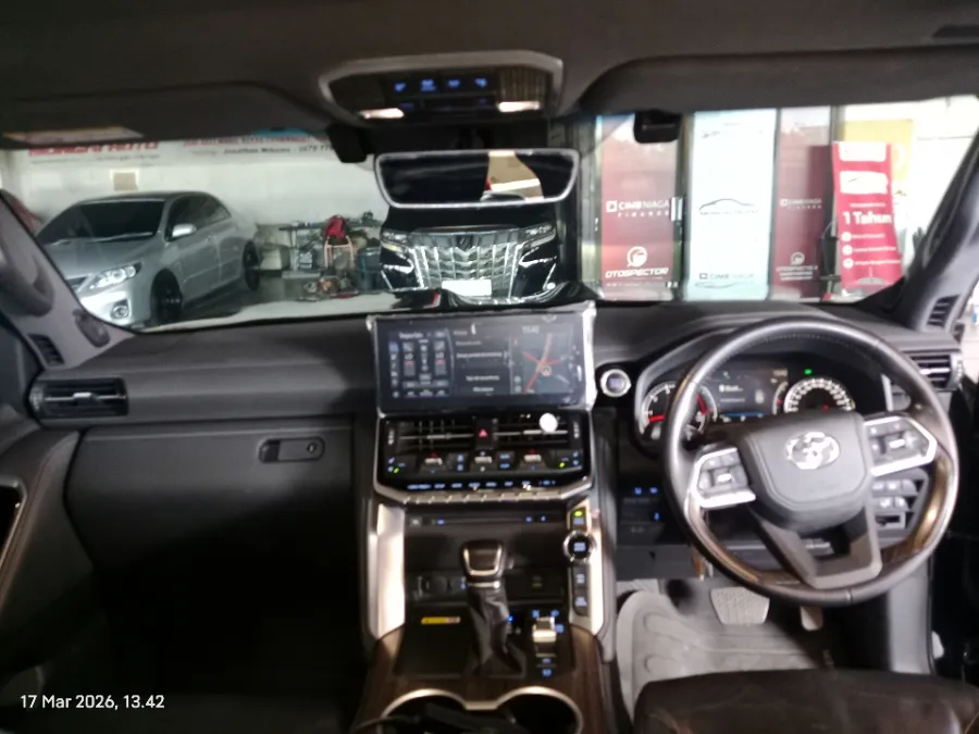 Foto Mobil Bekas Dashboard Toyota Land Cruiser 3.3 300 VX-R tahun 2023