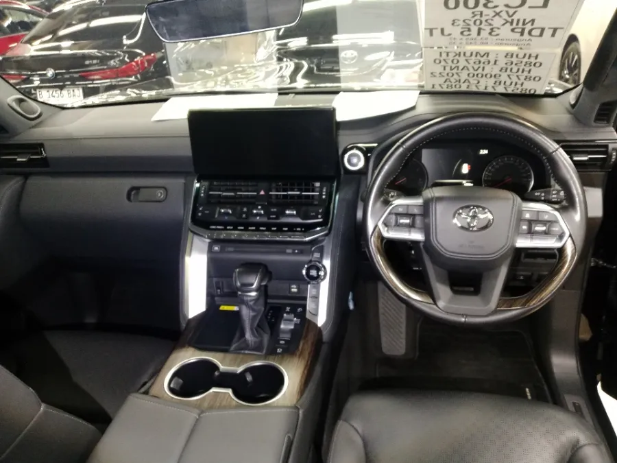 Foto Mobil Bekas Dashboard Toyota Land Cruiser 3.3 300 VX-R tahun 2023