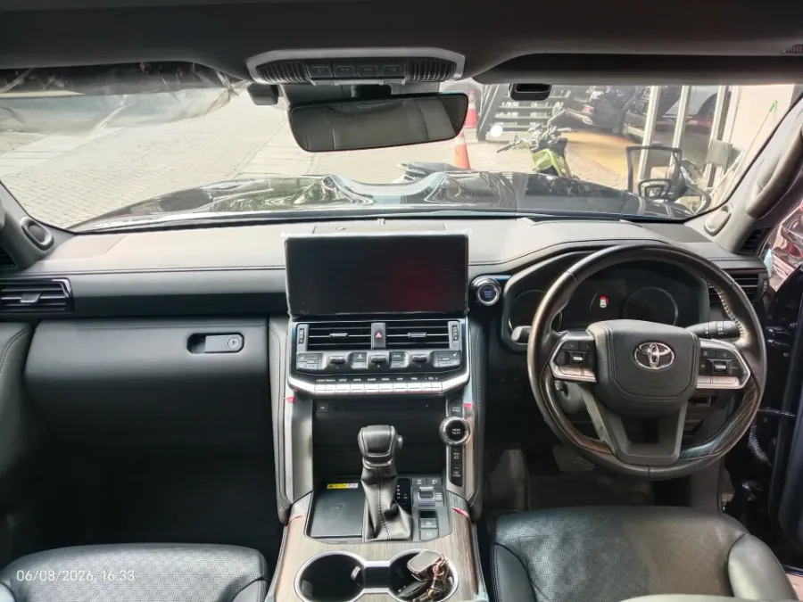 Foto Mobil Bekas Dashboard Toyota Land Cruiser 3.3 300 VX-R tahun 2023