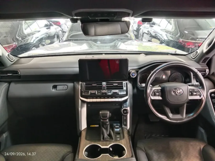 Foto Mobil Bekas Dashboard Toyota Land Cruiser 3.3 300 VX-R tahun 2023