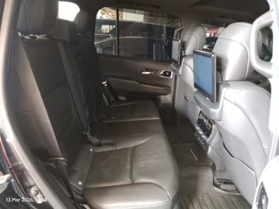 Foto Mobil Bekas Kabin Belakang Toyota Land Cruiser 3.3 300 VX-R tahun 2023