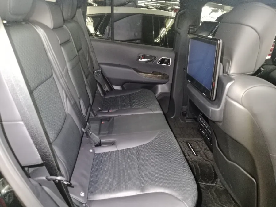 Foto Mobil Bekas Kabin Belakang Toyota Land Cruiser 3.3 300 VX-R tahun 2023