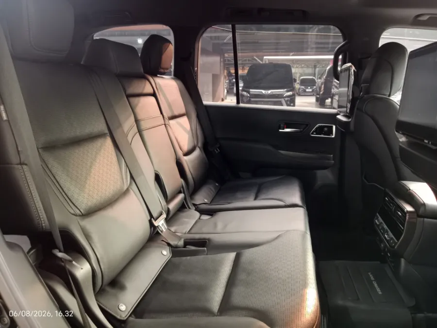 Foto Mobil Bekas Kabin Belakang Toyota Land Cruiser 3.3 300 VX-R tahun 2023