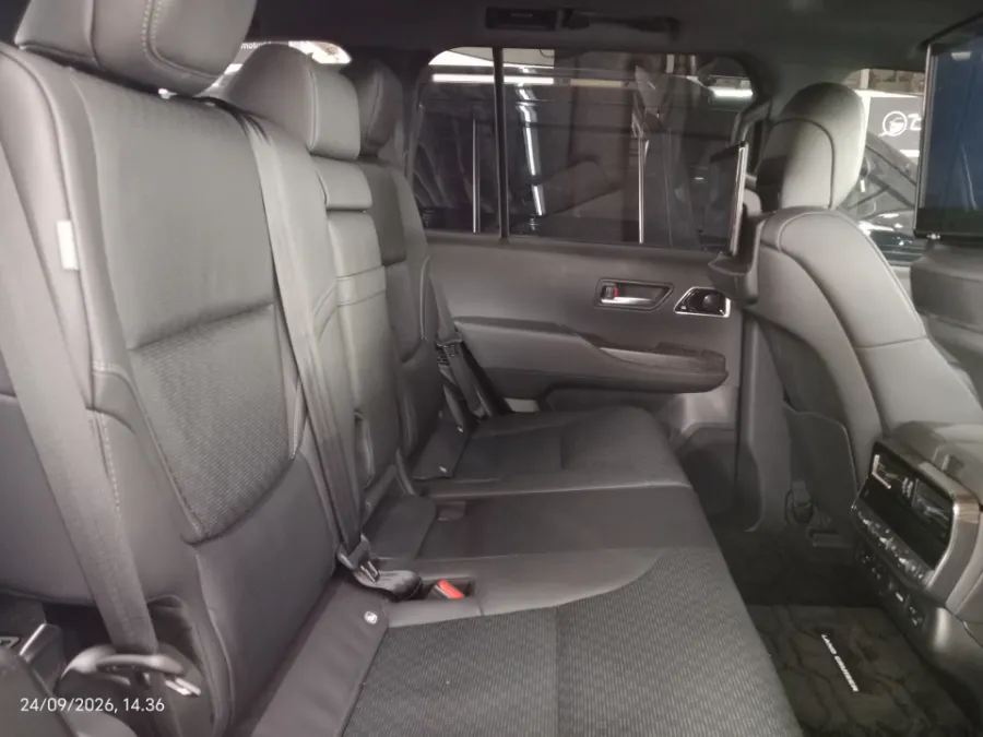 Foto Mobil Bekas Kabin Belakang Toyota Land Cruiser 3.3 300 VX-R tahun 2023
