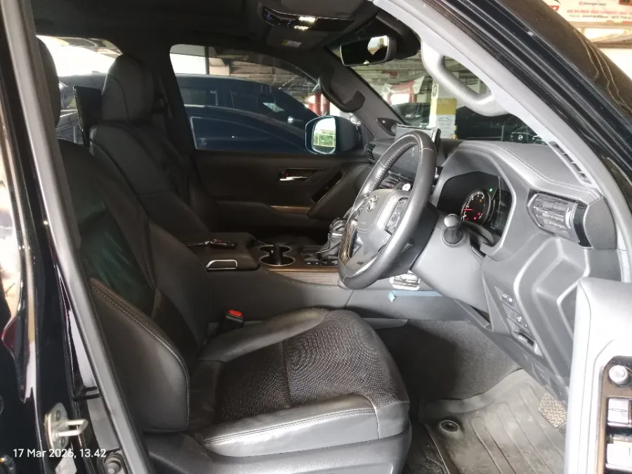 Foto Mobil Bekas Kabin Depan Toyota Land Cruiser 3.3 300 VX-R tahun 2023