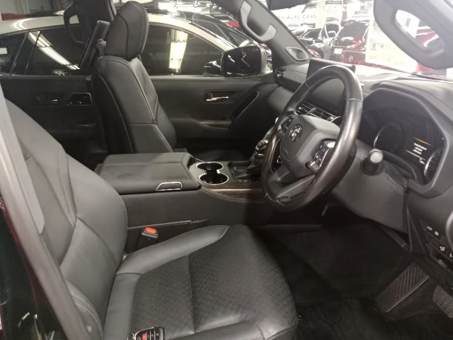 Foto Mobil Bekas Kabin Depan Toyota Land Cruiser 3.3 300 VX-R tahun 2023