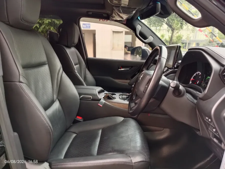 Foto Mobil Bekas Kabin Depan Toyota Land Cruiser 3.3 300 VX-R tahun 2023