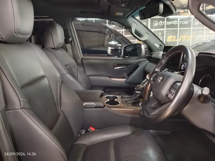 Foto Mobil Bekas Kabin Depan Toyota Land Cruiser 3.3 300 VX-R tahun 2023