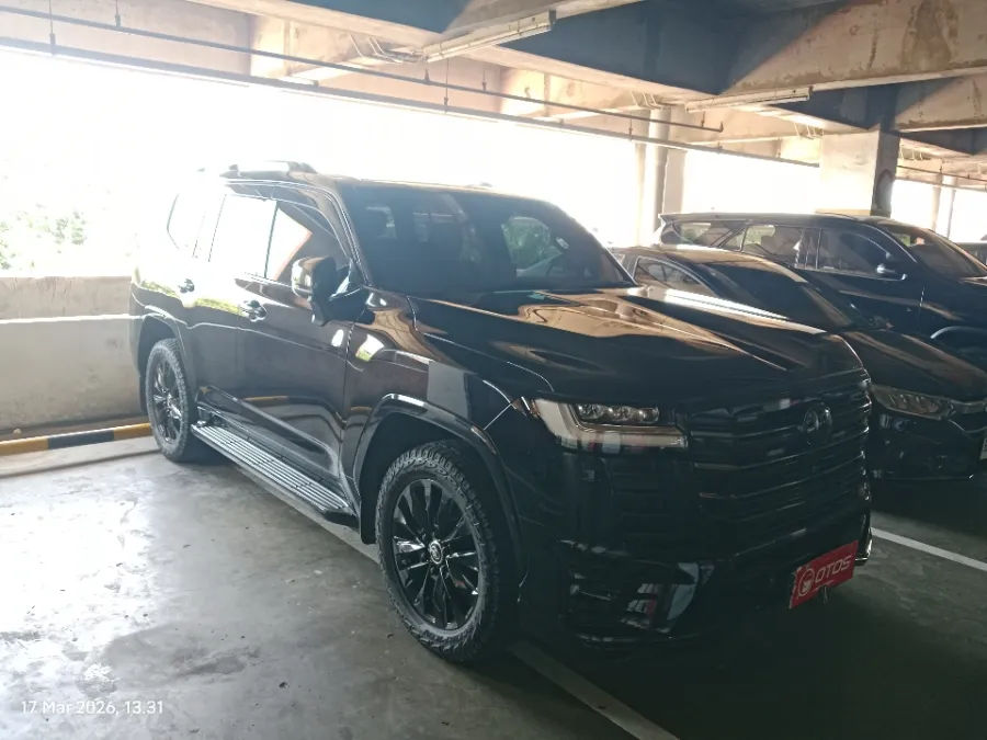 Foto Mobil Bekas Kanan Depan Toyota Land Cruiser 3.3 300 VX-R tahun 2023