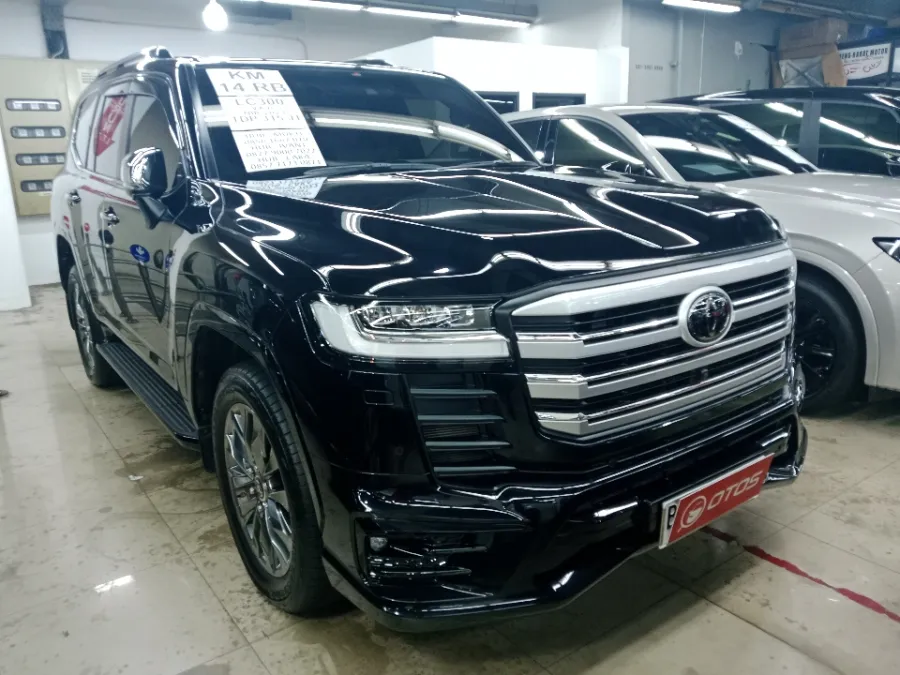 Foto Mobil Bekas Kanan Depan Toyota Land Cruiser 3.3 300 VX-R tahun 2023