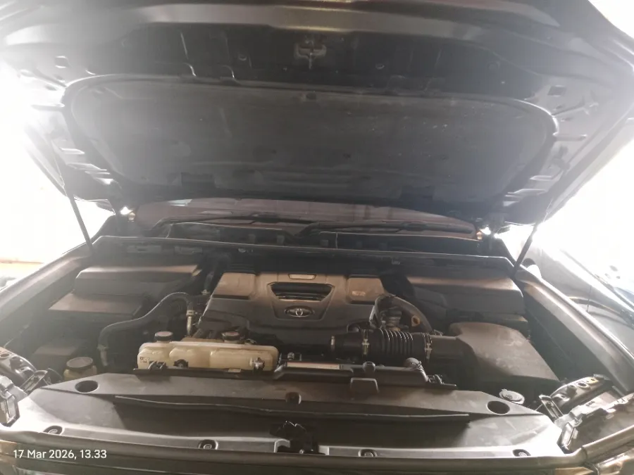 Foto Mobil Bekas Mesin Toyota Land Cruiser 3.3 300 VX-R tahun 2023