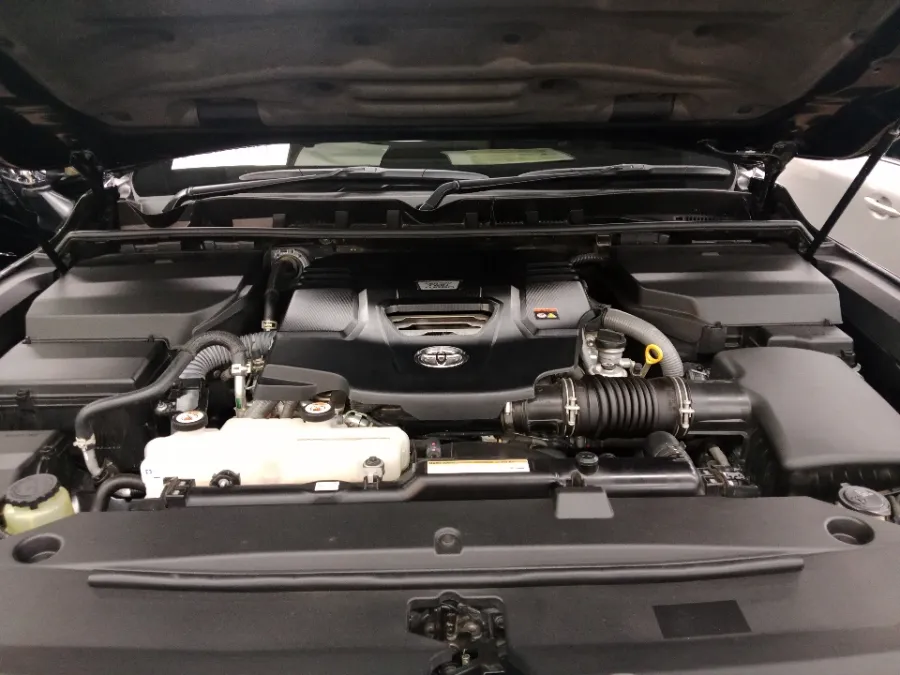 Foto Mobil Bekas Mesin Toyota Land Cruiser 3.3 300 VX-R tahun 2023