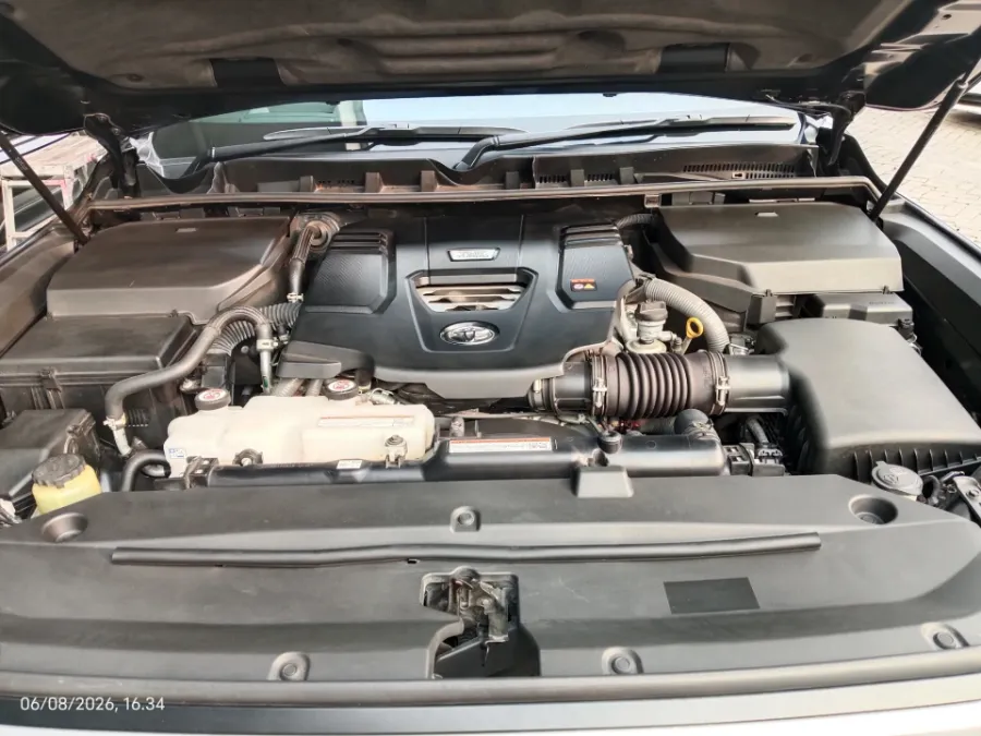 Foto Mobil Bekas Mesin Toyota Land Cruiser 3.3 300 VX-R tahun 2023