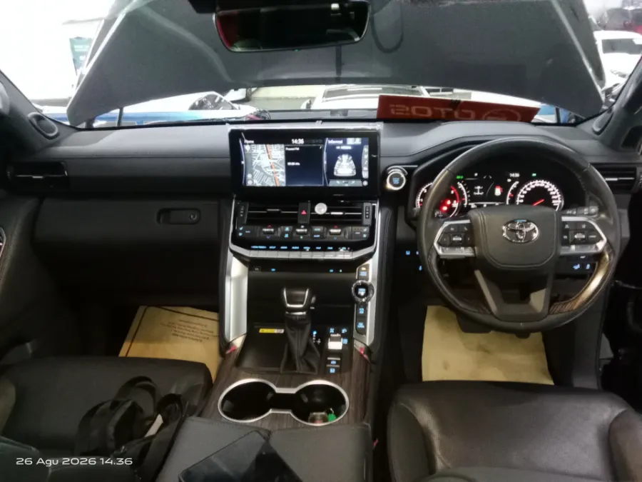 Foto Mobil Bekas Dashboard Toyota Land Cruiser 3.3 300 VX-R tahun 2024