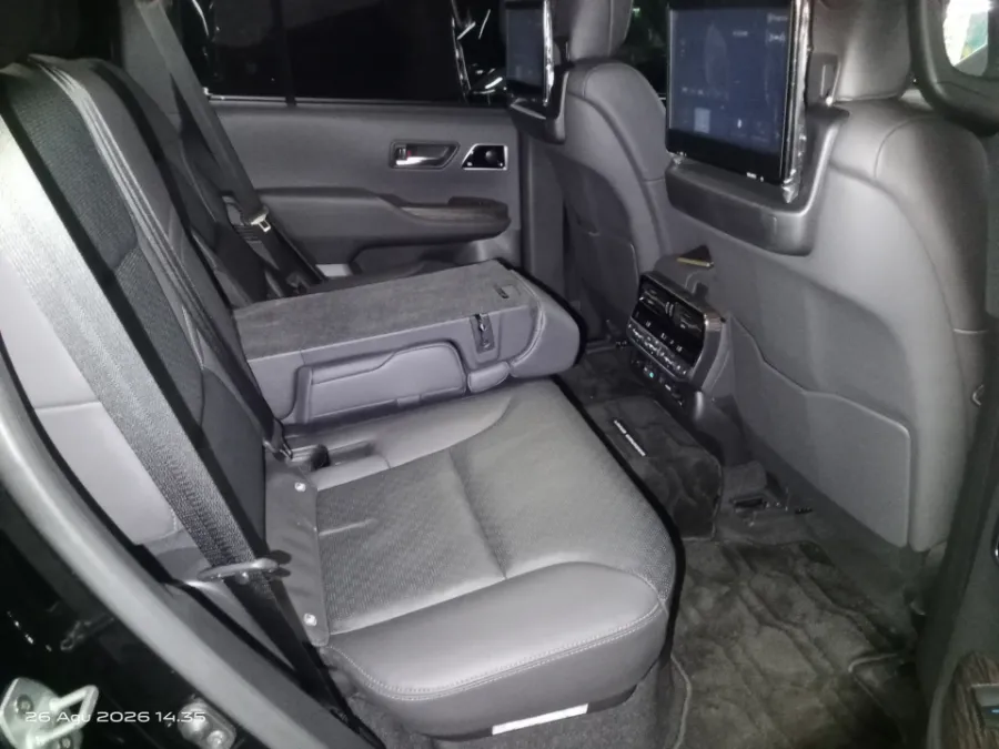 Foto Mobil Bekas Kabin Belakang Toyota Land Cruiser 3.3 300 VX-R tahun 2024