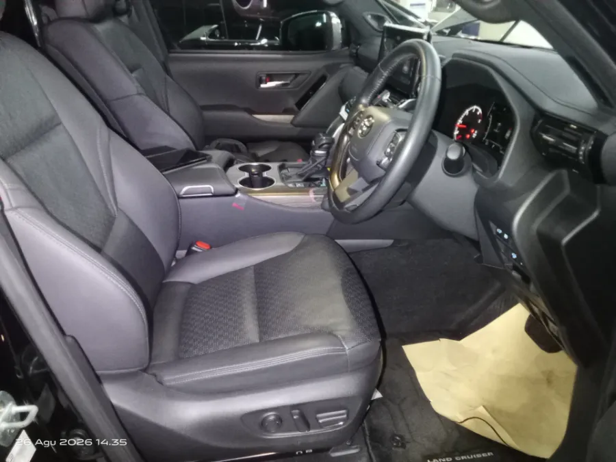 Foto Mobil Bekas Kabin Depan Toyota Land Cruiser 3.3 300 VX-R tahun 2024