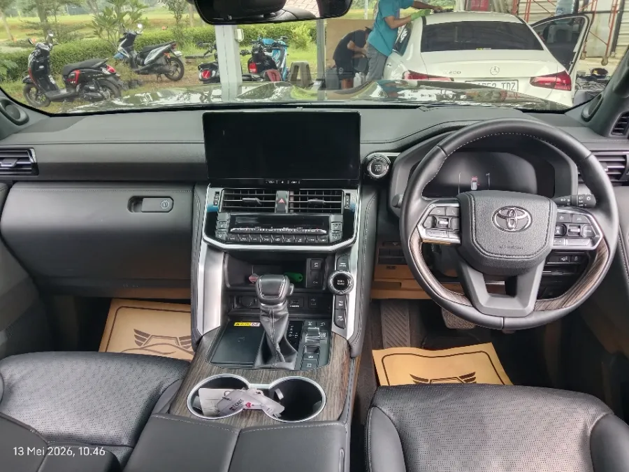 Foto Mobil Bekas Dashboard Toyota Land Cruiser 3.3 300 VX-R tahun 2025