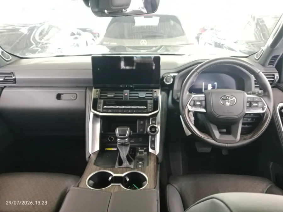 Foto Mobil Bekas Dashboard Toyota Land Cruiser 3.3 300 VX-R tahun 2025