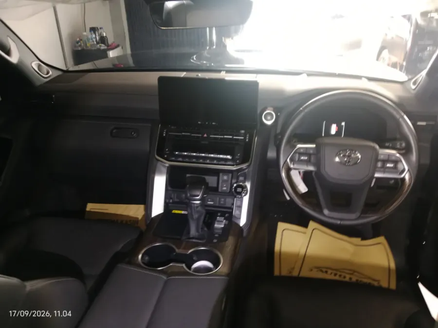 Foto Mobil Bekas Dashboard Toyota Land Cruiser 3.3 300 VX-R tahun 2025