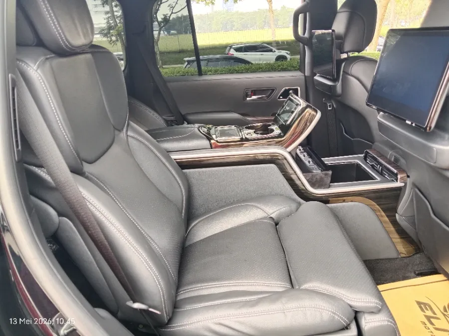 Foto Mobil Bekas Kabin Belakang Toyota Land Cruiser 3.3 300 VX-R tahun 2025