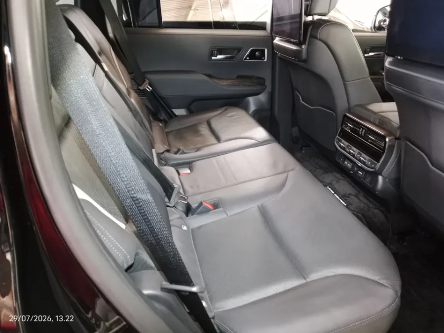 Foto Mobil Bekas Kabin Belakang Toyota Land Cruiser 3.3 300 VX-R tahun 2025