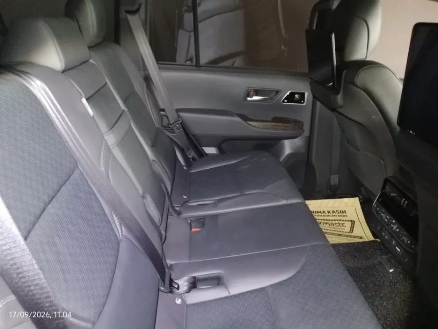 Foto Mobil Bekas Kabin Belakang Toyota Land Cruiser 3.3 300 VX-R tahun 2025
