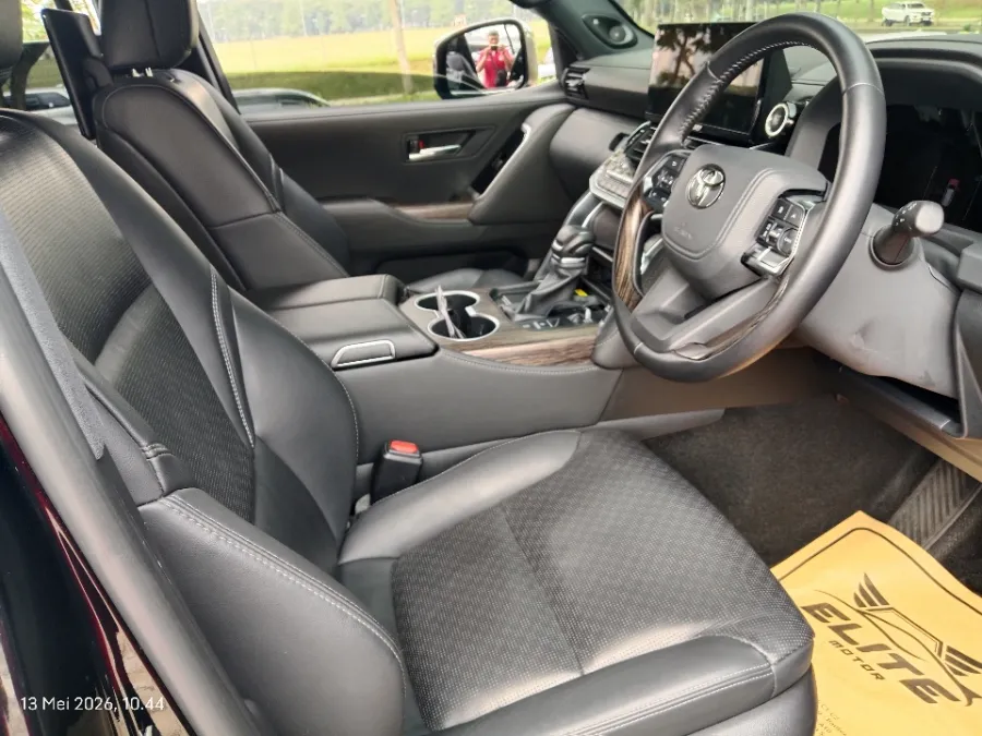 Foto Mobil Bekas Kabin Depan Toyota Land Cruiser 3.3 300 VX-R tahun 2025
