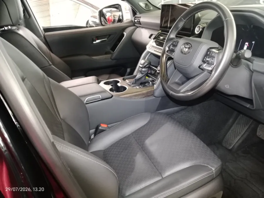 Foto Mobil Bekas Kabin Depan Toyota Land Cruiser 3.3 300 VX-R tahun 2025