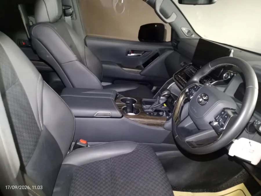 Foto Mobil Bekas Kabin Depan Toyota Land Cruiser 3.3 300 VX-R tahun 2025