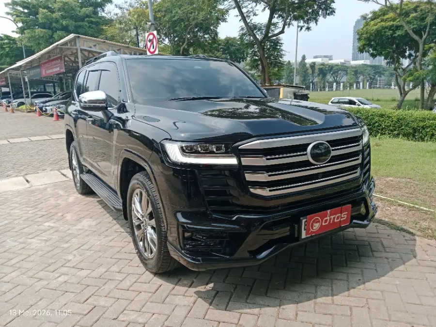 Foto Mobil Bekas Kanan Depan Toyota Land Cruiser 3.3 300 VX-R tahun 2025