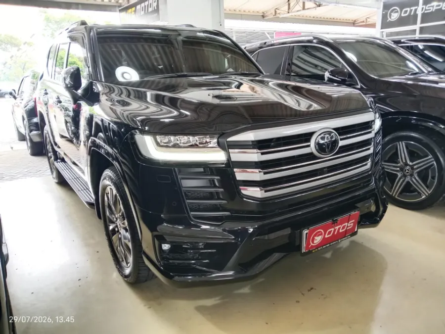 Foto Mobil Bekas Kanan Depan Toyota Land Cruiser 3.3 300 VX-R tahun 2025