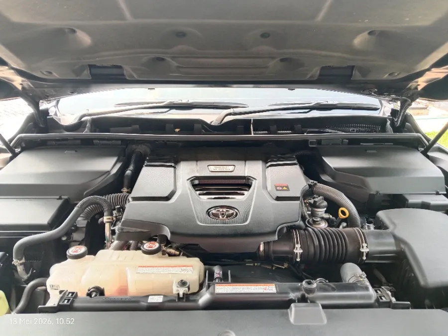 Foto Mobil Bekas Mesin Toyota Land Cruiser 3.3 300 VX-R tahun 2025