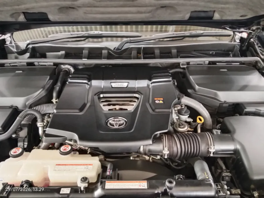 Foto Mobil Bekas Mesin Toyota Land Cruiser 3.3 300 VX-R tahun 2025