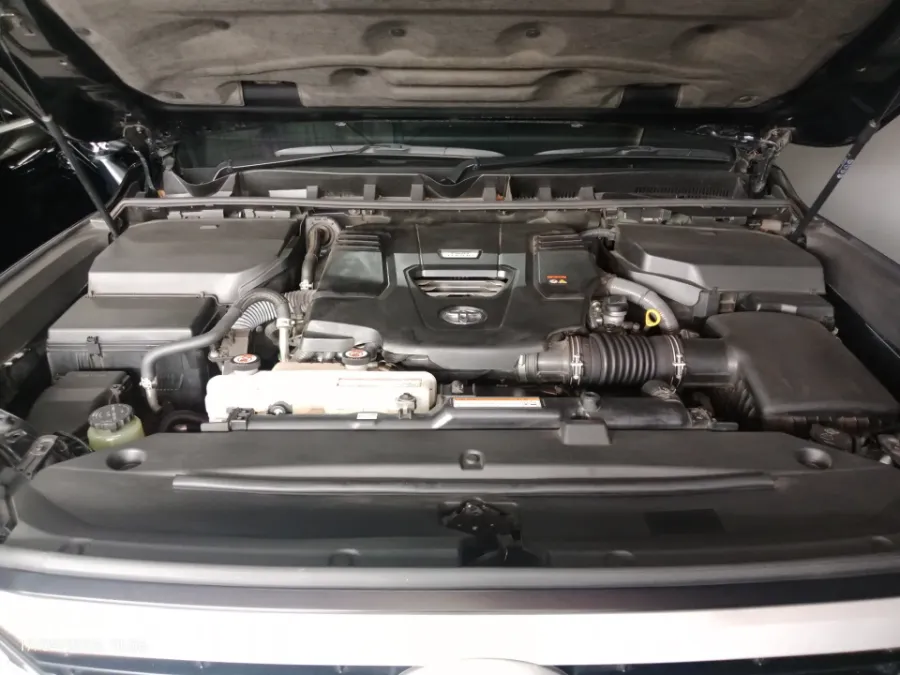 Foto Mobil Bekas Mesin Toyota Land Cruiser 3.3 300 VX-R tahun 2025