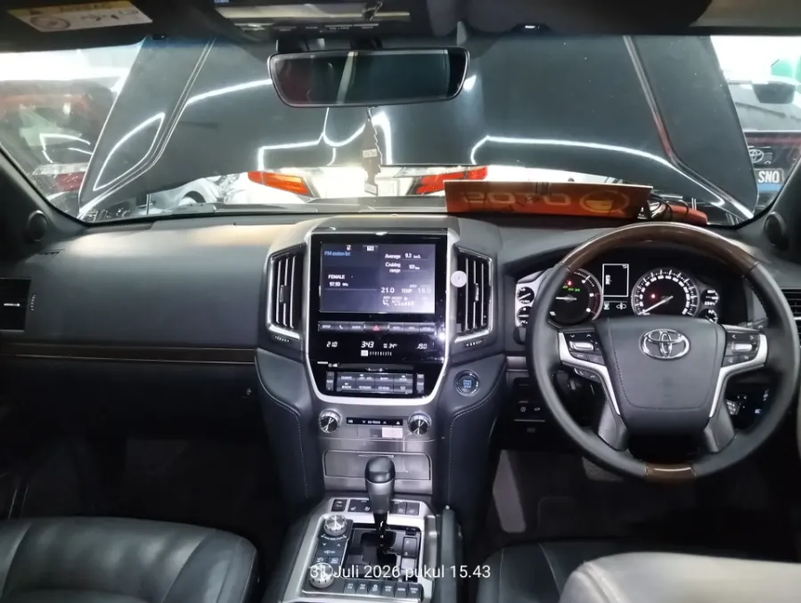 Foto Mobil Bekas Dashboard Toyota Land Cruiser 4.5 tahun 2019