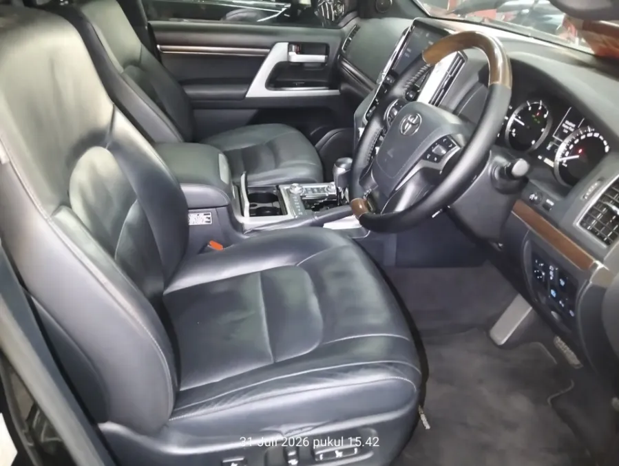 Foto Mobil Bekas Kabin Depan Toyota Land Cruiser 4.5 tahun 2019