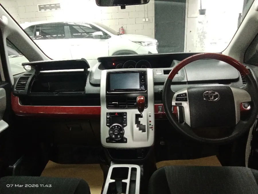 Foto Mobil Bekas Dashboard Toyota NAV1 2.0 V tahun 2017