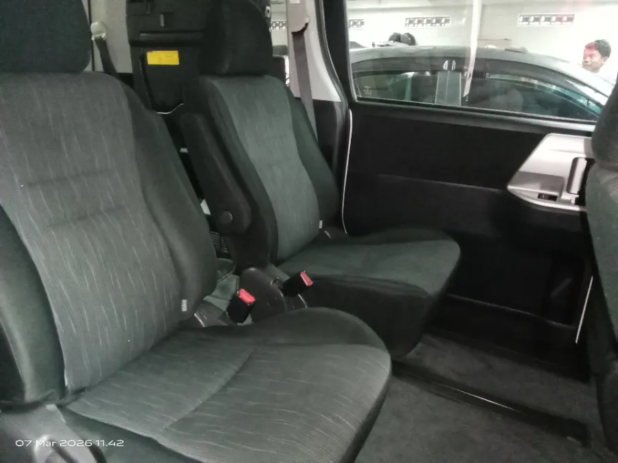 Foto Mobil Bekas Kabin Belakang Toyota NAV1 2.0 V tahun 2017
