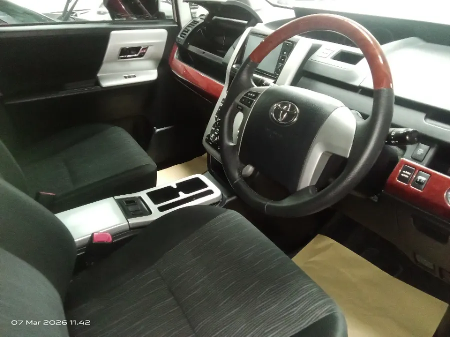 Foto Mobil Bekas Kabin Depan Toyota NAV1 2.0 V tahun 2017