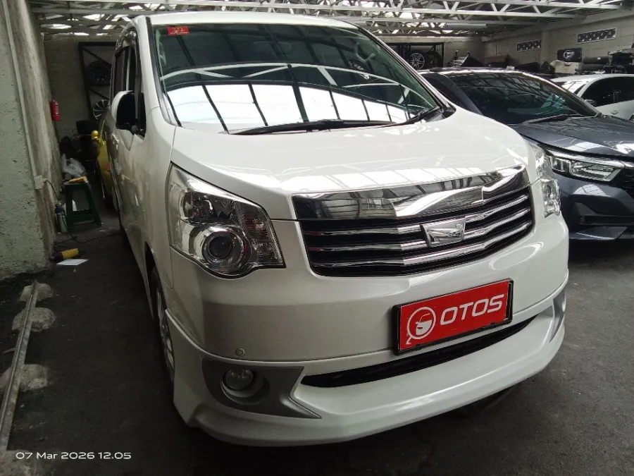 Foto Mobil Bekas Kanan Depan Toyota NAV1 2.0 V tahun 2017