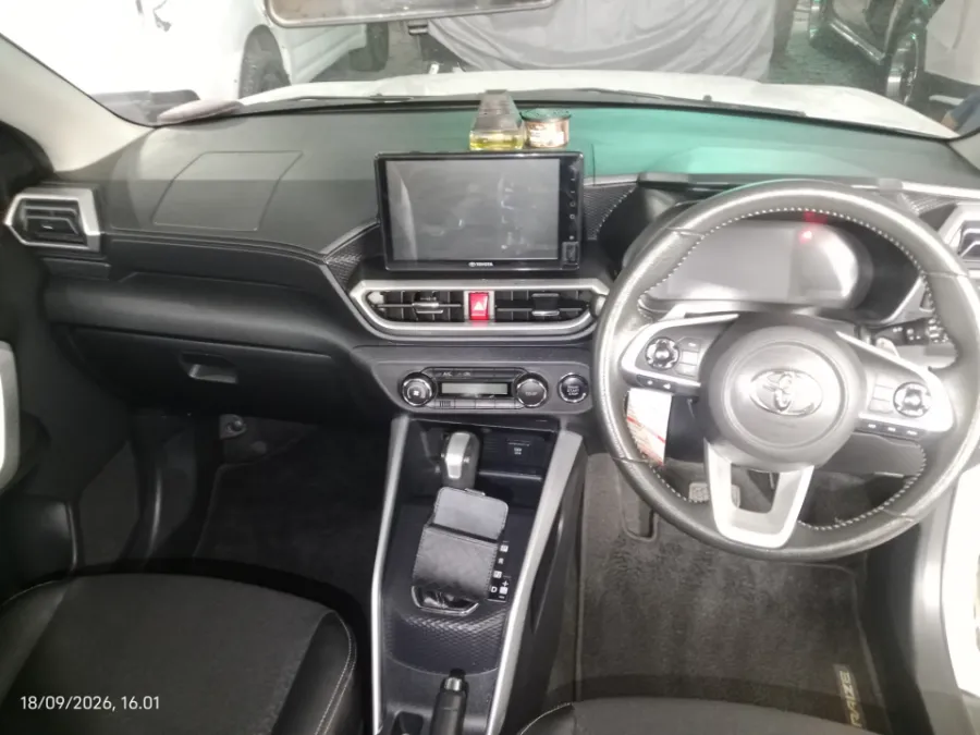 Foto Mobil Bekas Dashboard Toyota Raize 1.0 G tahun 2021