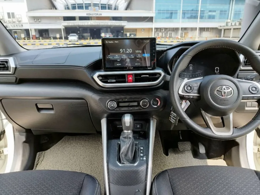 Foto Mobil Bekas Kabin Belakang Toyota Raize 1.0 GR Sport TSS tahun 2021