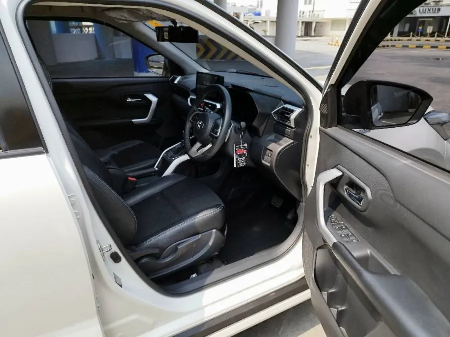 Foto Mobil Bekas Kabin Depan Toyota Raize 1.0 GR Sport TSS tahun 2021