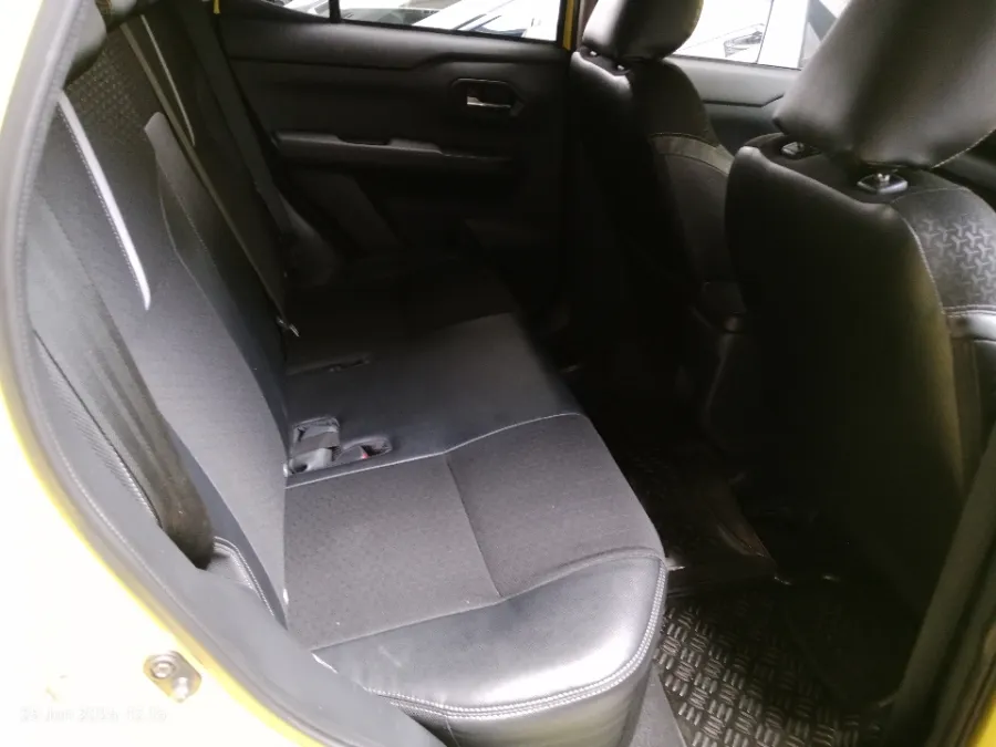 Foto Mobil Bekas Kabin Belakang Toyota Raize 1.0 G tahun 2022