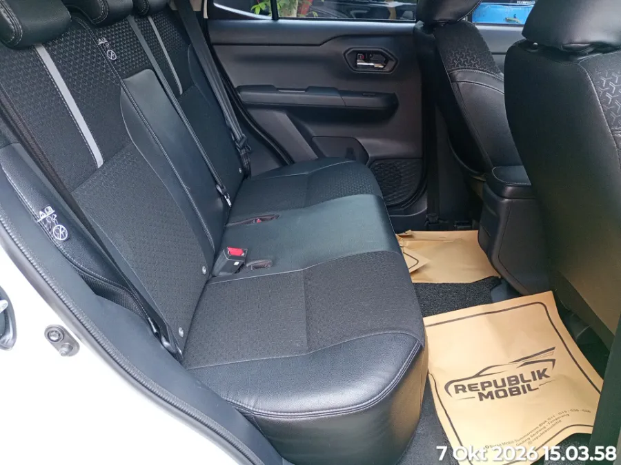 Foto Mobil Bekas Kabin Belakang Toyota Raize 1.0 G tahun 2022