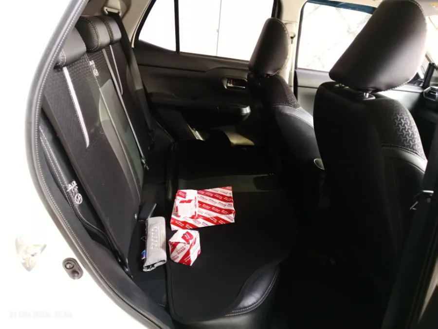 Foto Mobil Bekas Kabin Belakang Toyota Raize 1.0 G tahun 2022