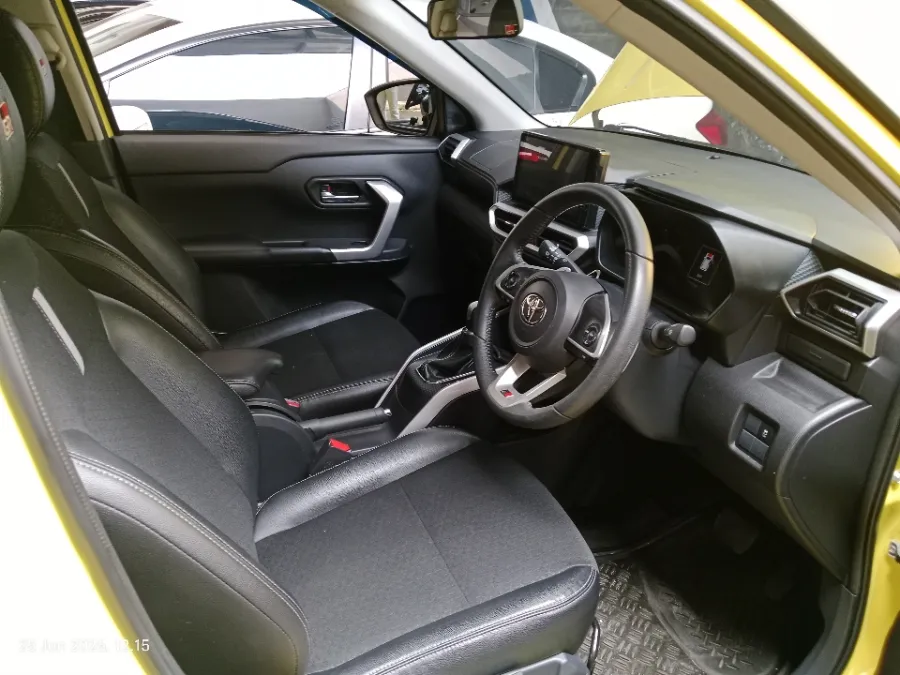 Foto Mobil Bekas Kabin Depan Toyota Raize 1.0 G tahun 2022